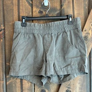 Athleta Women's Taupe (Brown/Green) Cargo Shorts size 8  Drawstring